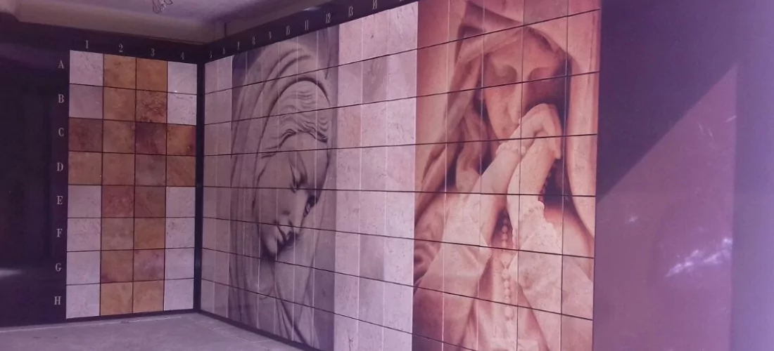 Criptas Mural en mosaico que muestra imágenes religiosas de la Virgen en actitud de reflexión y oración, con tonos cálidos y numeración en los bordes