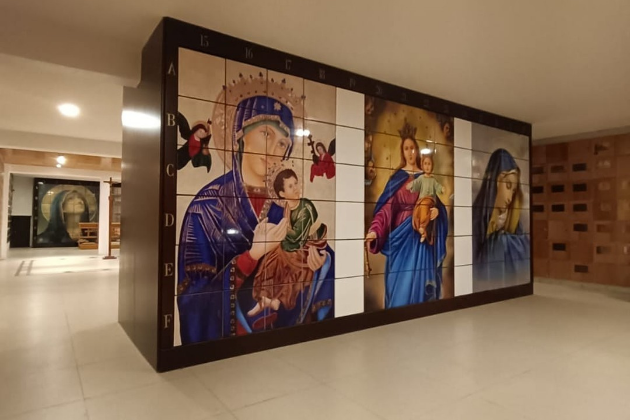 Espacio con nichos decorados con imágenes de la Virgen María en diferentes advocaciones, proporcionando un ambiente de paz y devoción