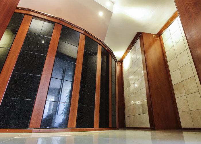 Criptas Interior de un edificio con revestimientos de piedra y madera en las paredes