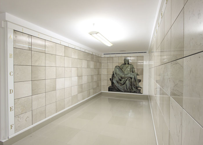 Criptas Pasillo con mural de la Piedad al fondo