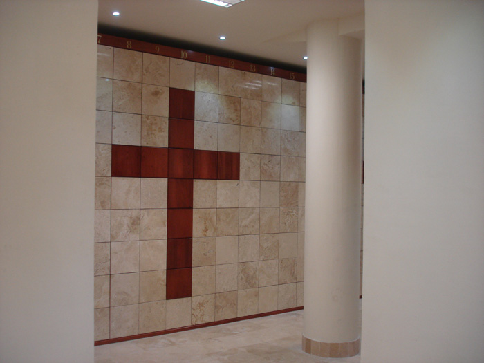 Criptas Muro de nichos en mármol claro, con una cruz