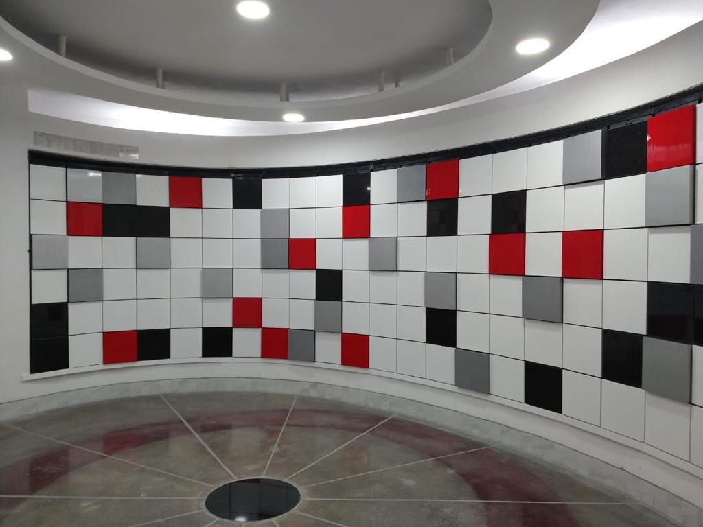 Criptas Muro decorativo con patrón geométrico de mosaicos en colores blanco, gris, negro y rojo