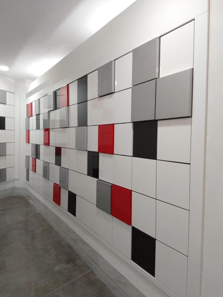 Criptas Muro decorativo con patrón geométrico de mosaicos en colores blanco, gris, negro y rojo