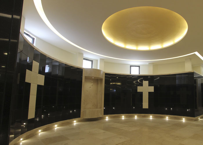 Criptas nterior moderno con iluminación suave y símbolos de cruz en las paredes