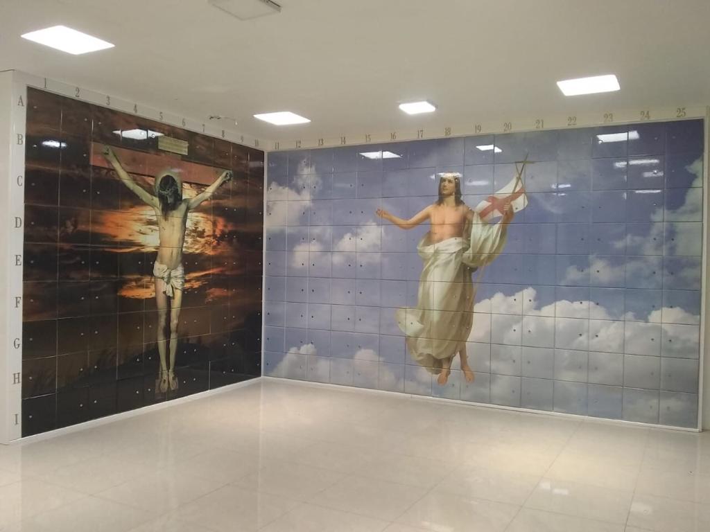 Criptas Interior con imágenes religiosas de la crucifixión y resurrección en paredes con mosaicos numerados